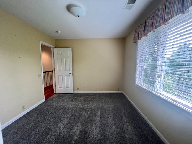 Building Photo - Spacious 4-Bed Retreat with Guest Suite & Fireplace