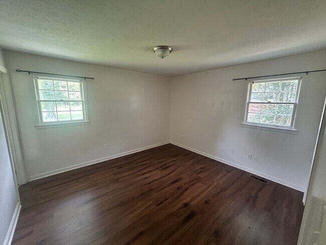 Building Photo - 1728 Lynwood Ln
