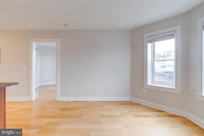 Building Photo - 847 Park Ave