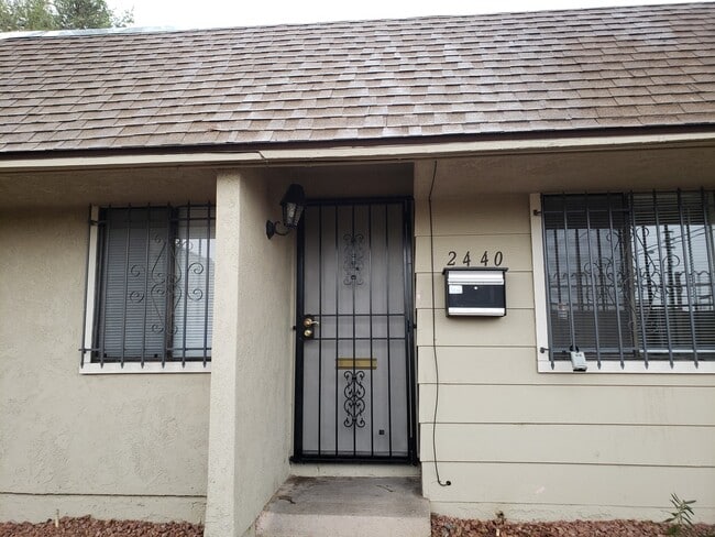 Building Photo - 3 Bed 2 Bath Townhome Close To The Strip!