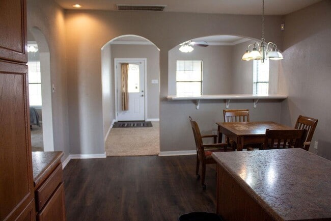 Building Photo - 208 Shaw St