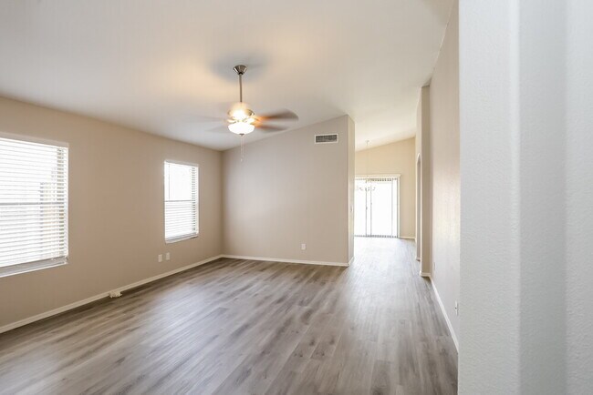 Building Photo - 10843 E Clovis Ave