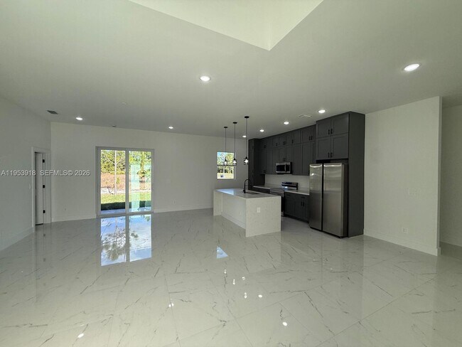 Building Photo - 1121 Florence St E