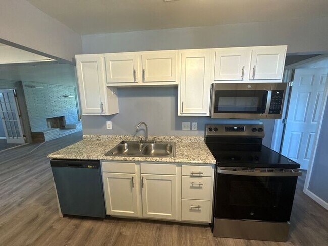Building Photo - Recently renovated 4 bed/1 bath!