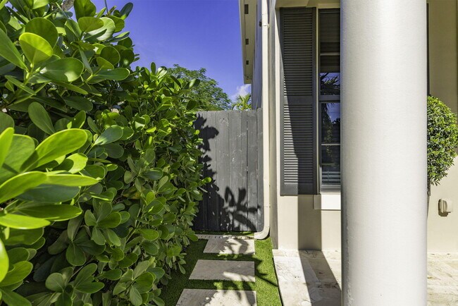 Building Photo - 505 SW 16th Ct