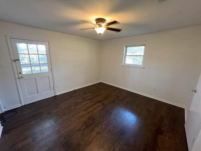 Building Photo - 3 bedroom, 2 bathroom home located in Zach...