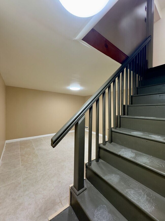 Building Photo - Charming 2 Bedroom/1 Bathroom Home at Laur...