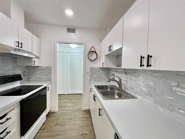 Building Photo - 400 N Riverside Dr