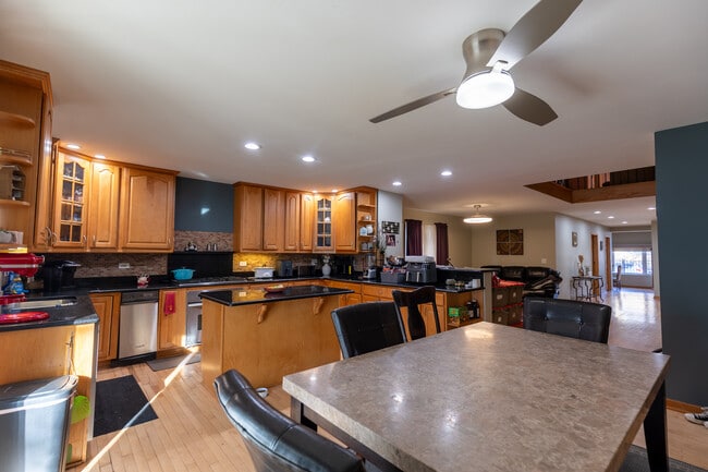 Building Photo - 4716 N Kilbourn Ave