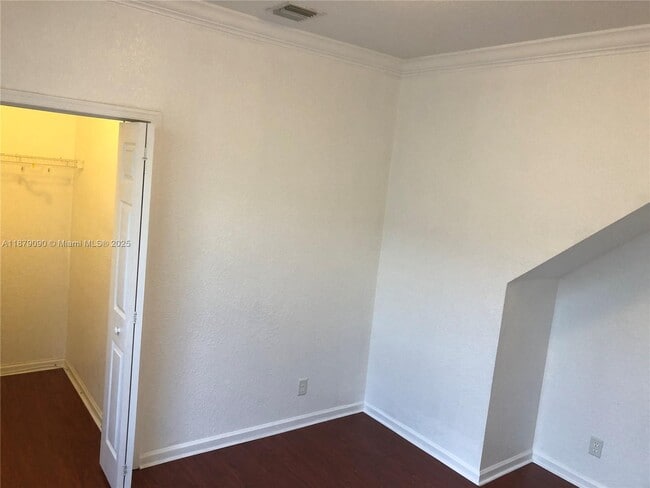 Building Photo - 693 Live Oak Ln