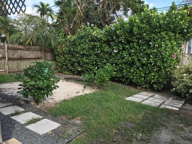 Building Photo - 2858 N Dixie Hwy