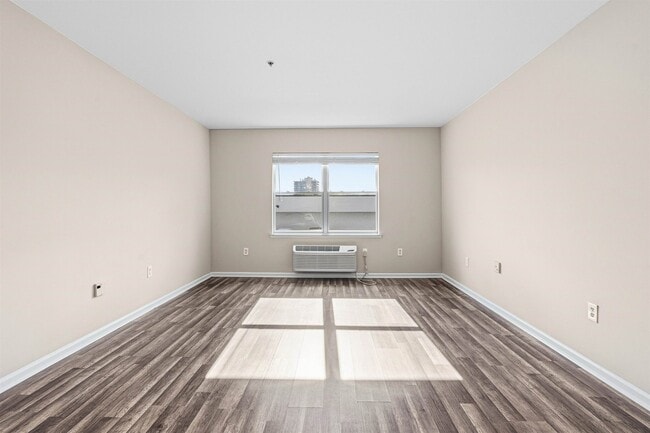 Building Photo - 905 River Rd