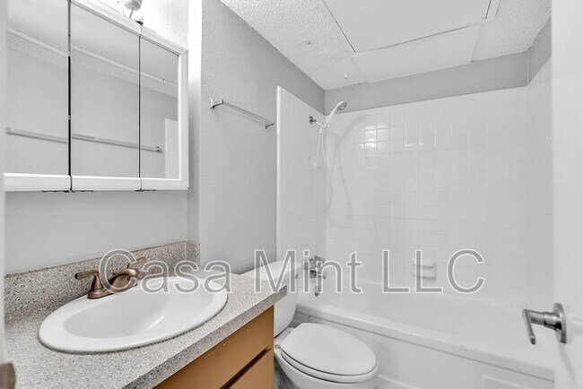 Building Photo - 803 Oakland St