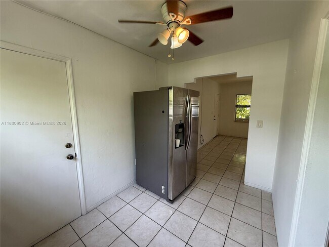 Building Photo - 518 Santander Ave