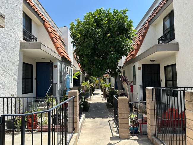 Building Photo - Beautifully Upgraded 2 Bed 2.5 Bath Townhome