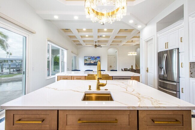 Building Photo - 4/3 Stunning Waterfront home in the heart of Clearwater Beach!