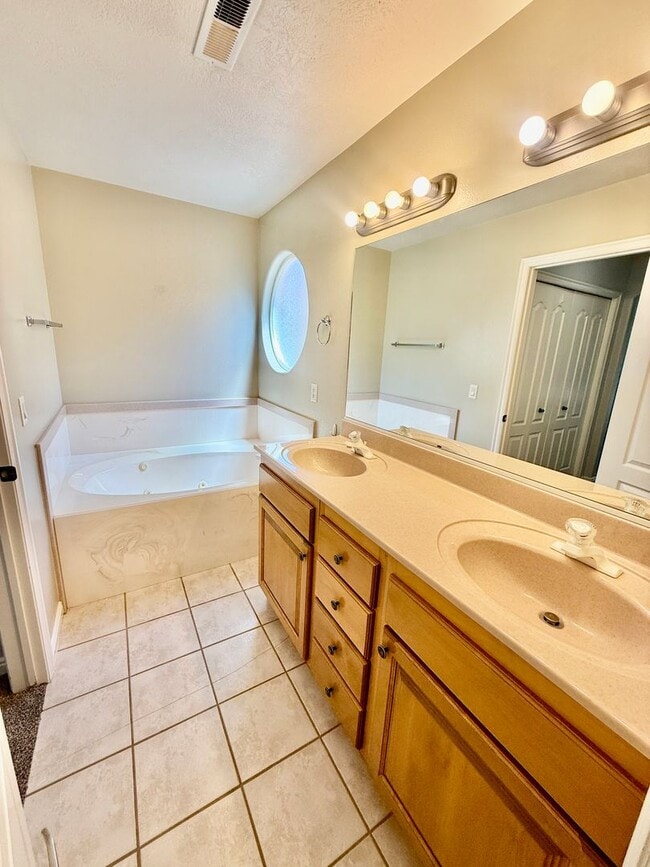 Building Photo - Adorable Home is Mirage Estates at Southgate