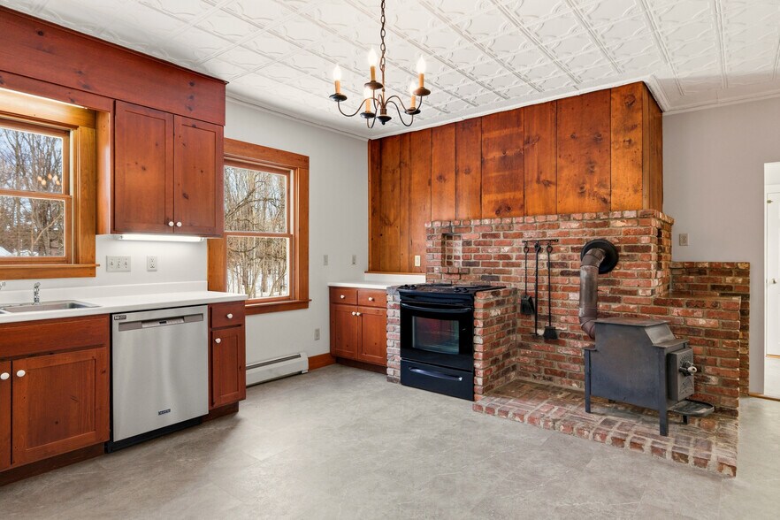 Building Photo - 113 Railroad Ave