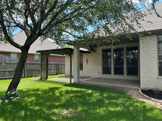 Building Photo - College Station - 3 bedroom 2 bath- 2 car garage - fenced in back yard home in Castlegate