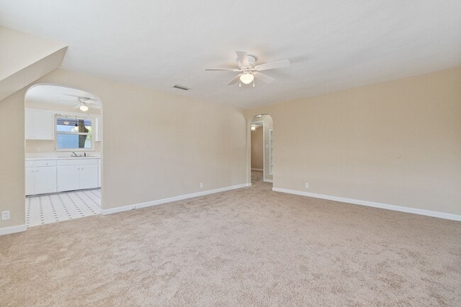 Building Photo - Charming 2/1 Home w/ Partially Fenced Yard in St. Cloud