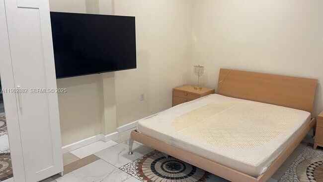 Building Photo - 1150 Normandy Dr