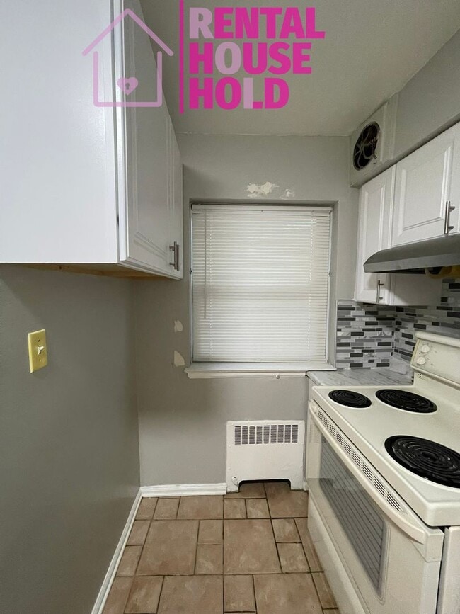 Building Photo - 2 Bedroom 1 Bath Condo