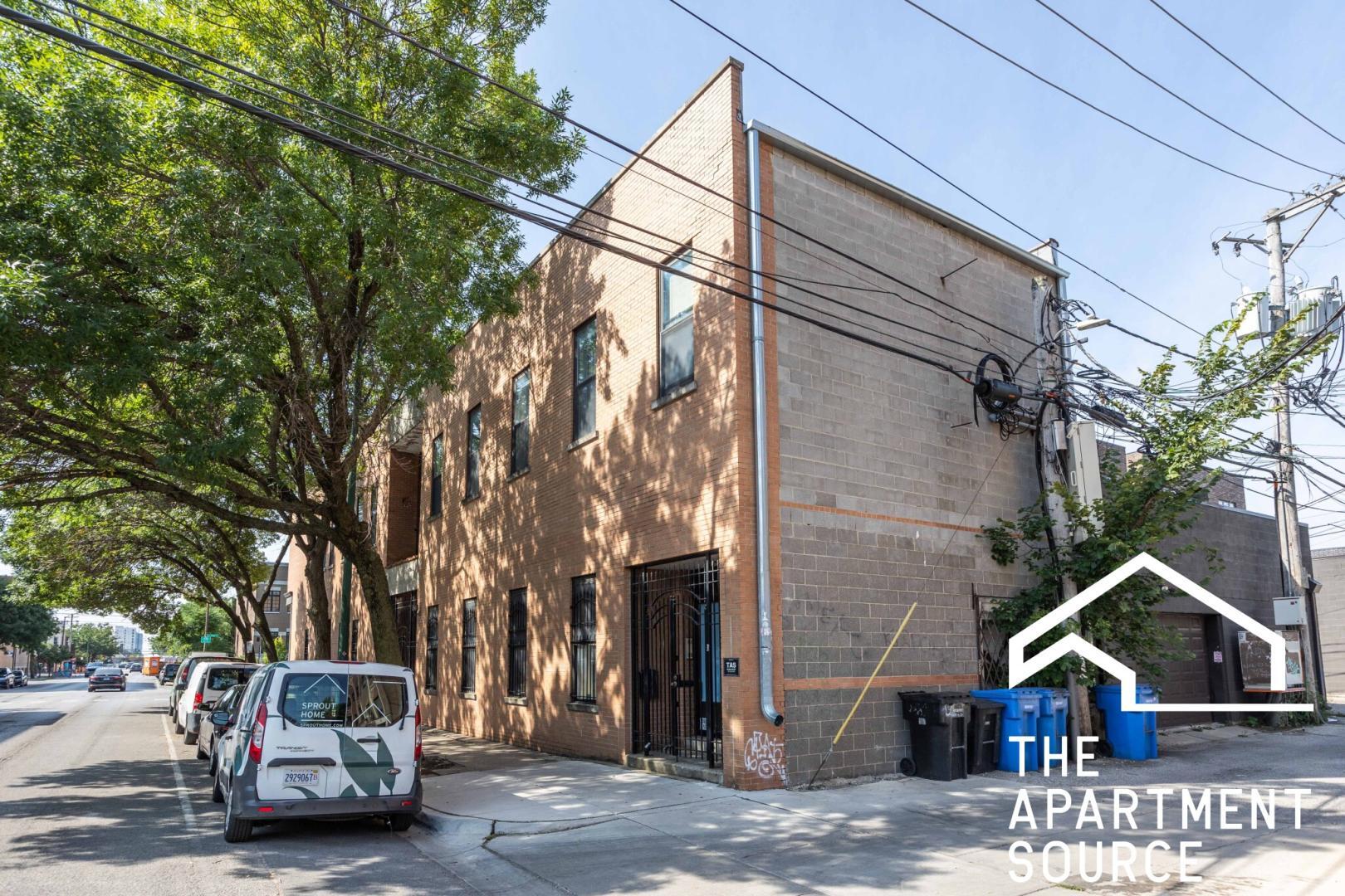 Building Photo - 646 N Damen Ave