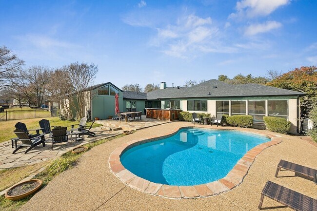 Building Photo - 1317 Meandering Way