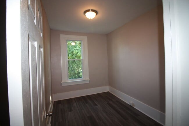 Building Photo - Beautiful 3 BD 1 BA Townhome in Amazing Location