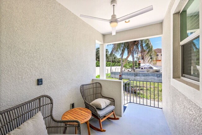 Building Photo - Relaxation & Recreation Await in This Napl...