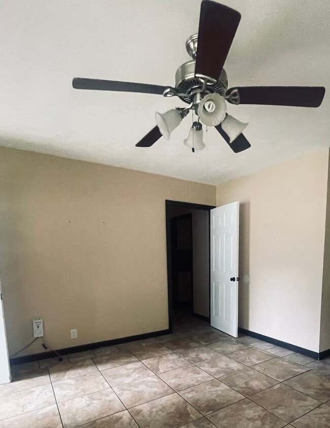 Building Photo - 3 Bedroom/1 Bath - Move/In Ready