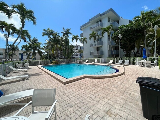 Building Photo - 1801 S Treasure Dr