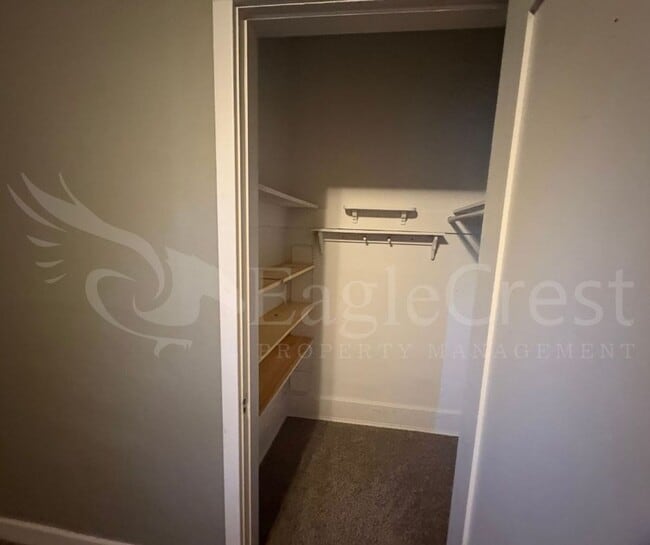 Building Photo - Large 8-Bedroom Home Across from Whitman College – Lawn Care Included