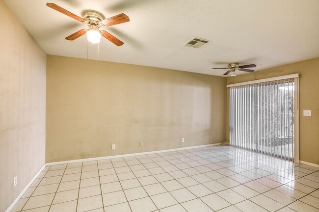 Primary Photo - 1 Bed / 1 Bath Comfortable Townhome in Las...