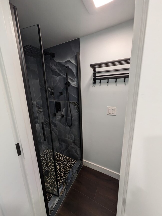 Building Photo - 4727 W Lake Sammamish Pkwy SE