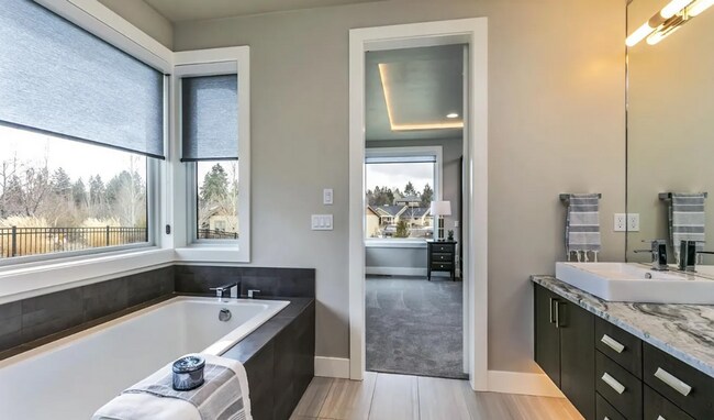 Building Photo - Beautiful and Spacious 3 Bed/2.5 Bath Home on 0.46 Acre Lot in SE Bend