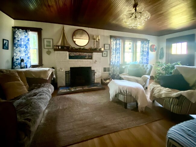 Building Photo - Black Raven Cottage in Historic Seaview ~ ...