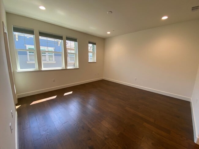 Building Photo - SUNNYVALE - executive townhome with amazin...