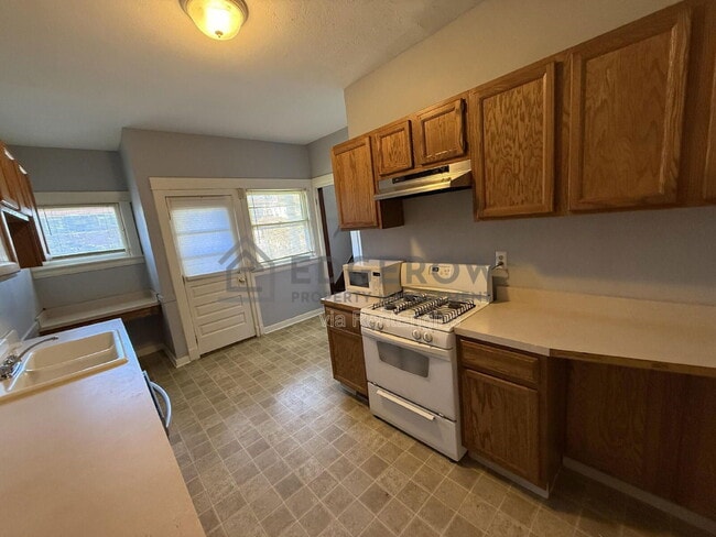 Building Photo - 567 Paris Ave SE