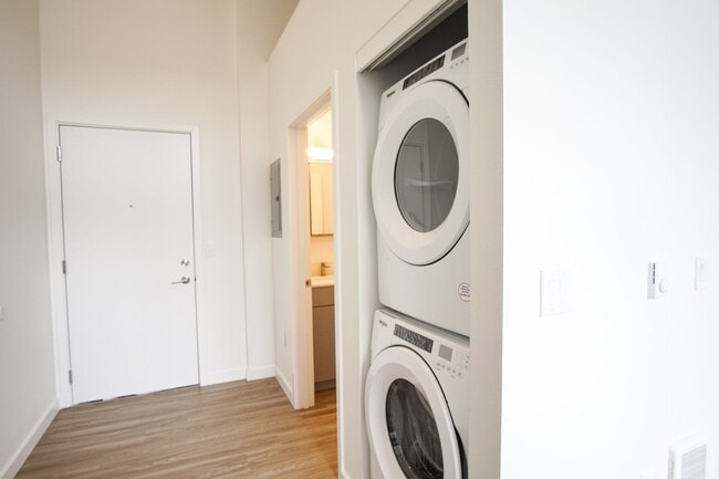 Building Photo - Bright Modern Studio with Tall Ceilings and Luxe Details!