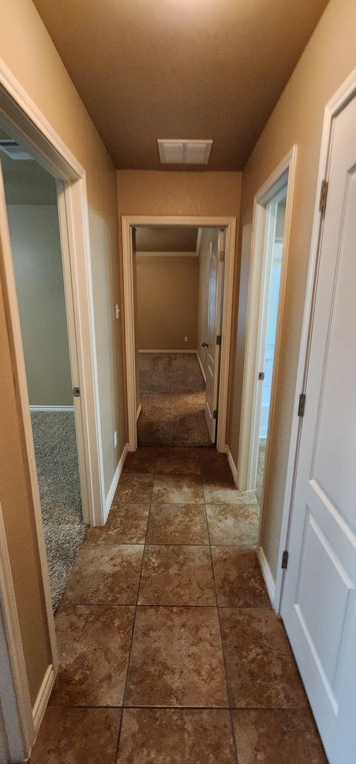 Building Photo - Beautiful 3 Bed, 2 Bath Duplex in Clear Creek Area - Viewable Now