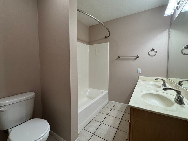 Building Photo - Spacious 2 bedroom 1.5 bath townhouse for ...