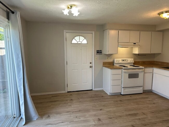 Building Photo - Updated 2 bed 1 bath dulpex in Springfield!