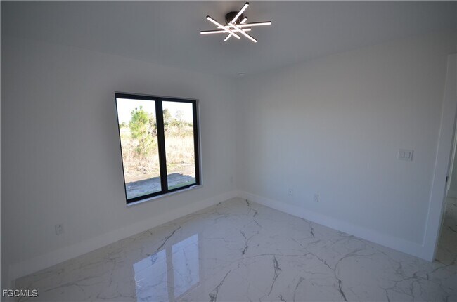 Building Photo - 1242 Hathor St E