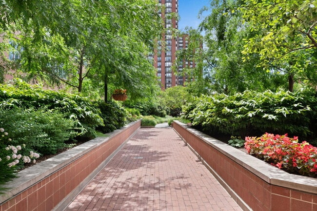 Building Photo - 801 S Plymouth Ct