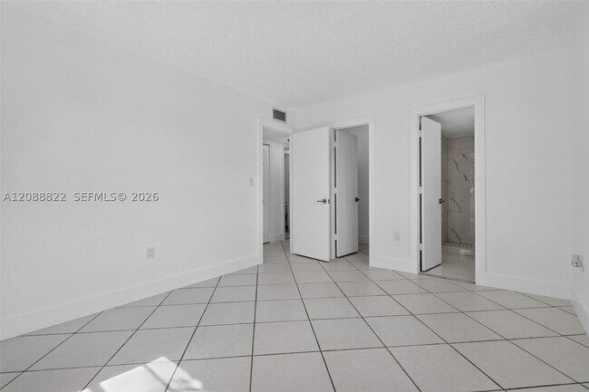 Building Photo - 9360 Fontainebleau Blvd