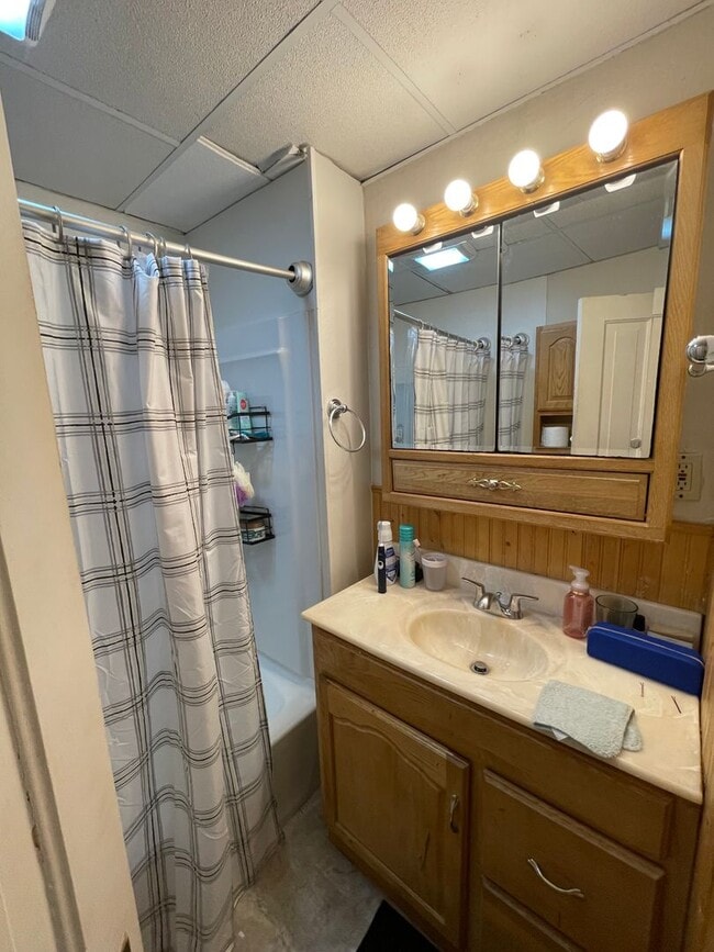 Building Photo - AVAILABLE JUNE 1st - 5 Bed, 2 Bath Home w/ Huge Enclosed Porch!