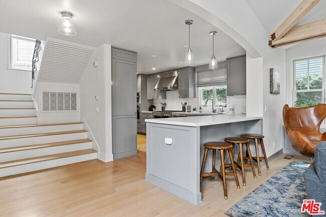 Building Photo - 942 Superba Ave