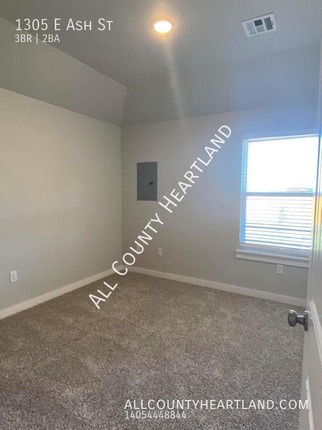 Building Photo - 1305 E Ash St