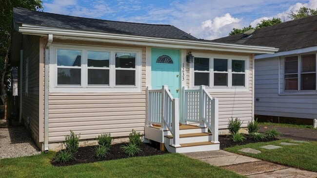 Building Photo - 1233 Oakwood Rd